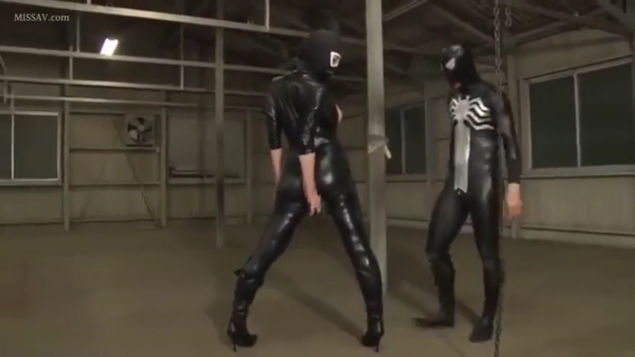 角色扮演 · 站立 · 全景 · 仓库 · 对峙 · 黑色紧身衣 · 金属柱 · 无法看到