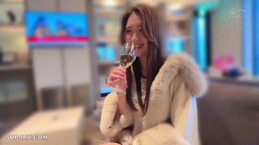Sitting Posture · Medium shot · Smile · wine glass · Drinking alcohol · 酒店套房 · Fur coat