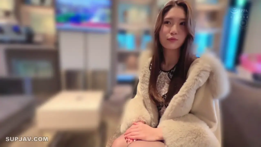 室内 · 座り姿勢 · 微笑 · 上半身 · 端坐 · 毛皮大衣 · 背景虚化