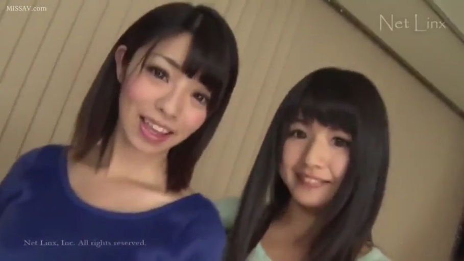 室内 · 微笑 · 顔のクローズアップ · 休闲服 · アジア人女性 · 并排 · 对视镜头