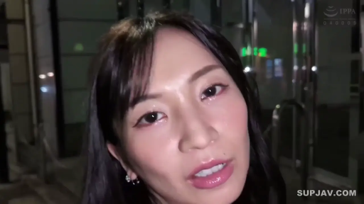 站立 · 面部特写 · 注视 · 便服 · 街道 · 妩媚 · 夜景