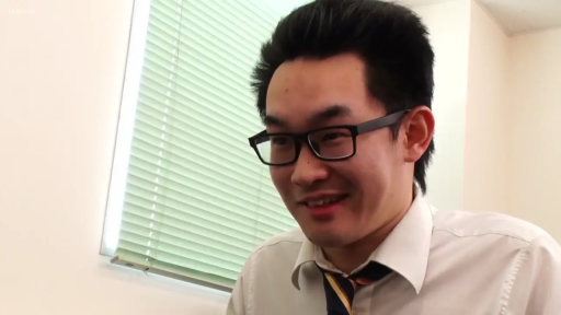 眼镜 · 脸部特写 · 办公室 · 领带 · 诡异微笑