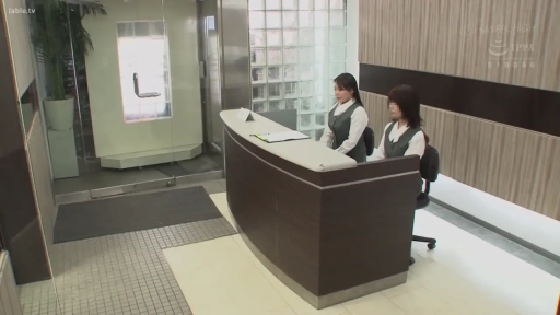 坐姿 · 办公桌 · 自然 · 職業裝 · 遠景 · 多人 · 工作 · 前台