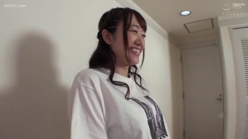 Pleasure · Stand · Medium shot · Door frame · Indoor room · 白色印花T恤 · 居家风 · 放声大笑