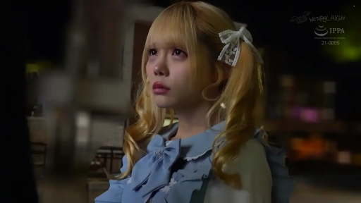 室内 · 忧郁 · 站姿 · 面部特写 · 金发 · 发带 · 侧望 · 洛丽塔服饰