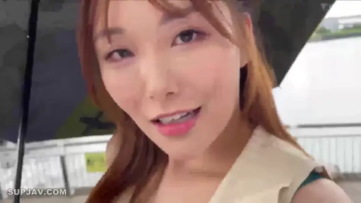 脸部 · 微笑 · 户外 · 便装 · 视角 · 快乐 · 正面 · 雨伞