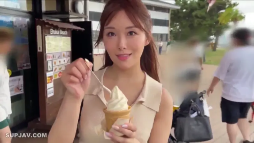 面部 · 站立 · 微笑 · 户外 · 长发 · 无袖上衣 · 冰淇淋 · 拿冰淇淋