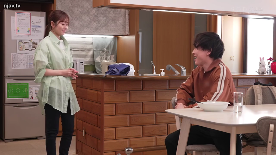 交谈 · 站立 · 全景 · 微笑 · 厨房 · 透视衬衫