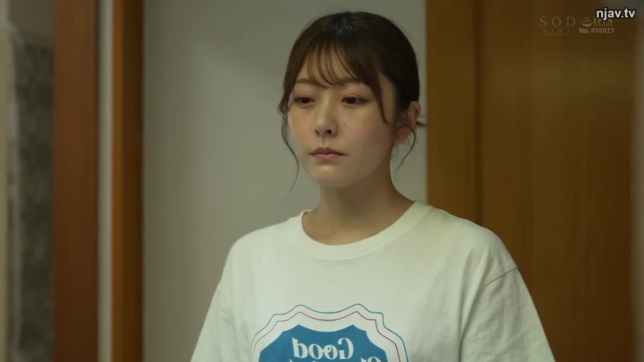 室内 · 平静 · 注视 · 上半身特写 · 白色T恤 · 正面站立 · 邻家女孩