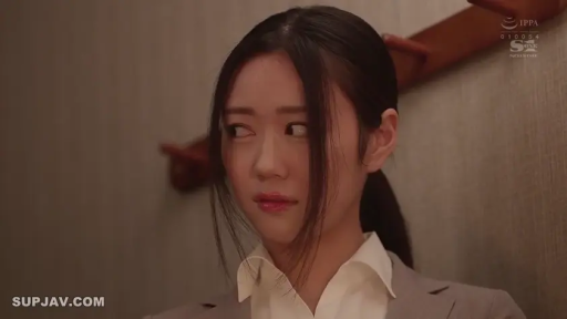 室內 · 坐姿 · 面部特寫 · 職業裝 · 觀察 · 警覺 · 熟女