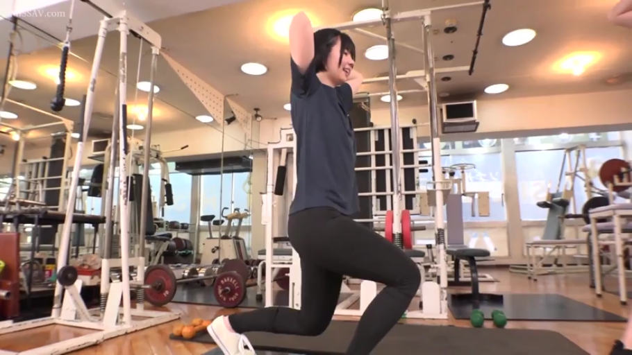 全身 · 紧身裤 · 健身房 · 开朗 · 健身器材 · 活力 · 弓箭步 · 运动拉伸