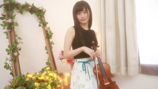 室内 · 站立 · 微笑 · 长发 · 琴弓 · 黑色无袖上衣 · 手持小提琴