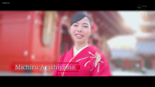 站立 · 字幕 · 微笑 · 面对镜头 · 半身 · 和服 · 寺庙