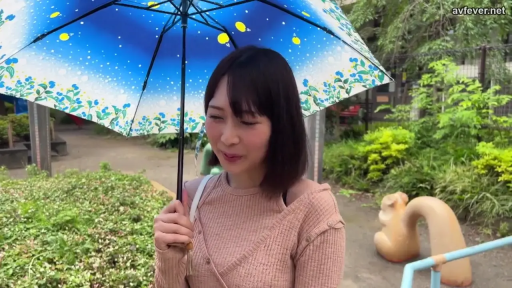 站立 · 微笑 · 半身 · 短发 · 公园 · 米色针织衫 · 持伞 · 蓝色雨伞