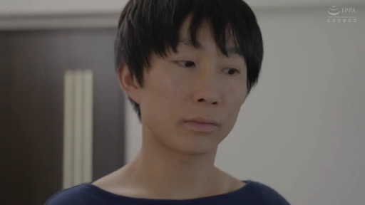坐姿 · 交谈 · 严肃 · 客厅 · 水瓶 · 休闲常服 · 综艺节目画面