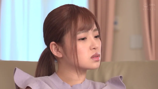 室内 · 坐姿 · 脸部特写 · 浅紫色上衣