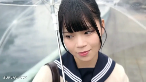 站立 · 微笑 · 顔のクローズアップ · JK制服 · 屋外 · 透明雨伞 · 打伞 · 雨天