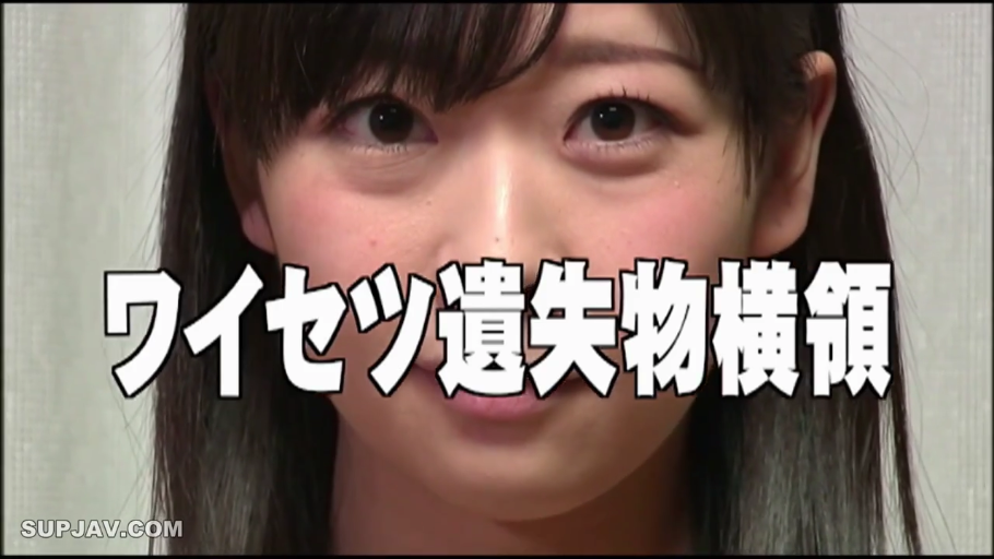 室内 · 脸部特写 · 微笑 · 凝视 · 日常服 · 正对镜头 · 文字叠加