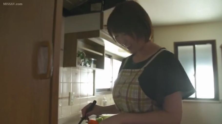 站立 · 厨房 · 围裙 · 半身照