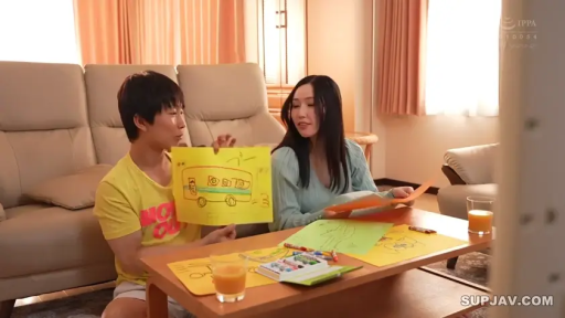 全景 · 自然 · 客厅 · 剧情场景 · 围坐 · 休闲便服 · 画纸 · 展示画作