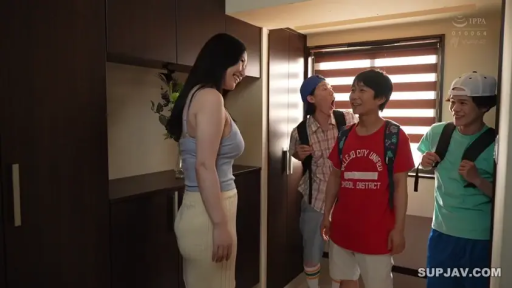 Conversation · Stand · Medium shot · Smile · Mature woman · Sleeveless vest · Backpack · 室内玄关