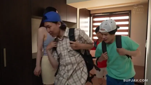 室内 · 站立 · 中景 · 休闲装 · 剧情 · 兴奋 · 背包 · 走动