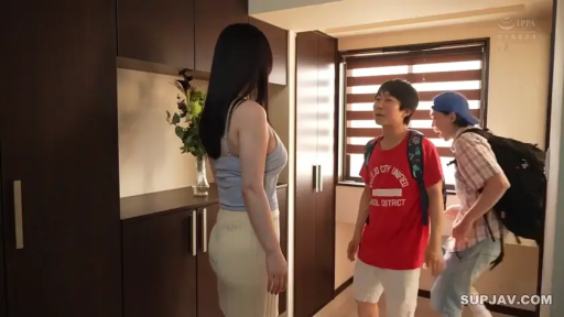 背包 · 米色长裙 · 三人场景 · 站立对视 · 言语交流 · Full body shot · 开朗笑脸 · 玄关过道