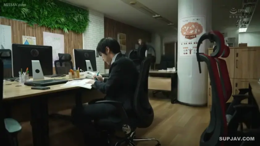 坐姿 · 专注 · 办公室 · 全景 · 电脑 · 西装 · 职场 · 工作