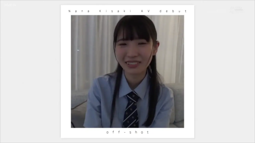 室内 · 脸部特写 · 微笑 · 学生制服 · 正坐 · 访谈 · 齐刘海