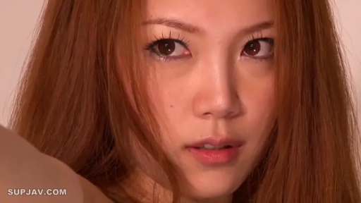 Indoor · 面部特写 · 卧姿 · 人像特写 · 注视行为 · 深情表情