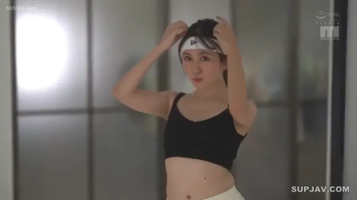 室内 · 中景 · 站姿 · 自然 · 发带 · 运动内衣 · 亚裔 · 整理发带