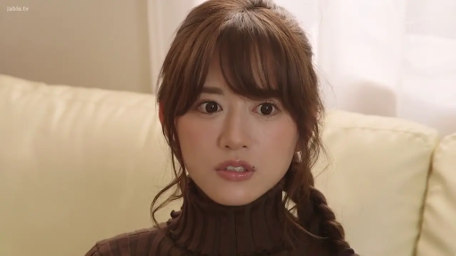 座り姿勢 · 面部 · 注視 · 清纯 · 室内沙发 · 惊讶 · 耳钉 · 棕色高领针织衫