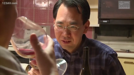 格子衬衫 · 坐姿 · 严肃 · 脸部 · 眼镜 · 酒杯 · 餐厅 · 喝酒