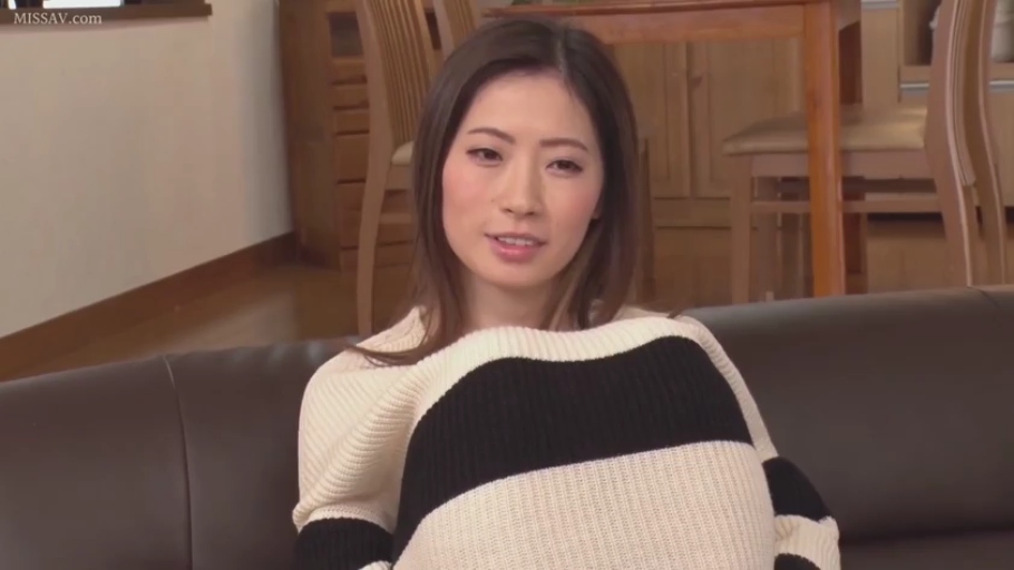 座り姿勢 · リビング · 半身 · ニットセーター