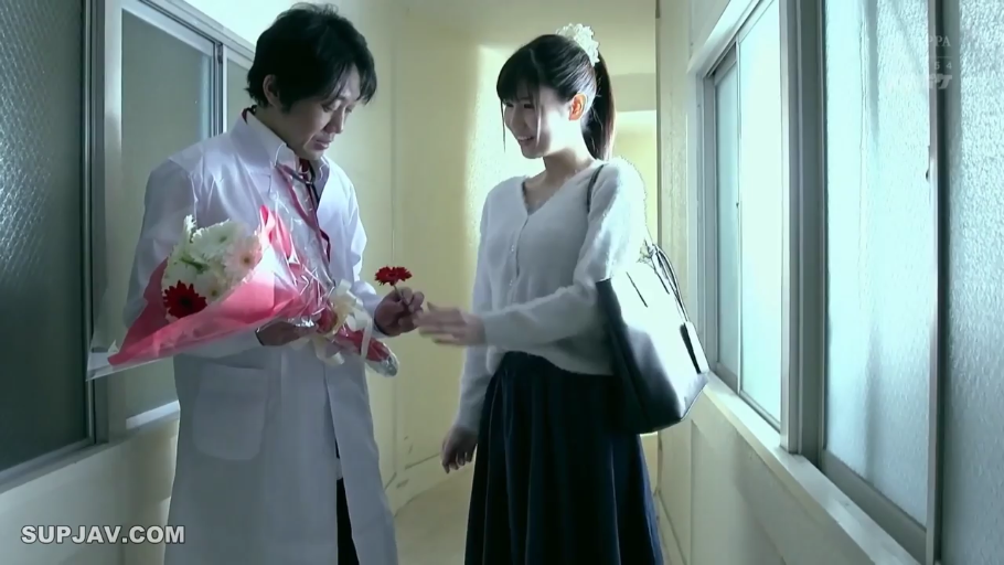 开衫 · 角色扮演 · 站立 · 中景 · 微笑 · 送花 · 花束 · 医院走廊