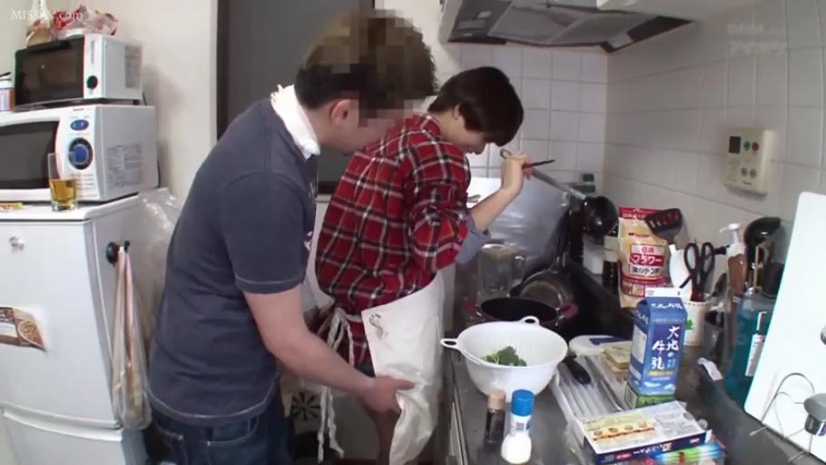 弯腰 · 全景 · 厨房 · 红色格子衫