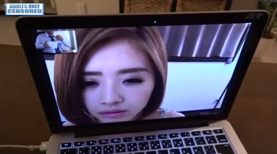 室内 · 坐姿 · 脸部 · 吊带 · 视频通话