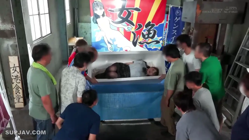 全景 · Business attire · Gaze · 多人 · 展板 · 围观 · 室内仓库 · 女躺男围