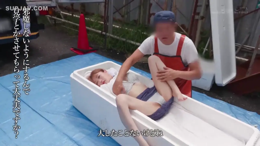 胸部 · Display · Close your eyes · 胸罩 · 特写 · 躺姿 · 白色箱体 · 箱子