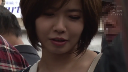 脸部特写 · 站立 · 微笑 · 对视 · 户外 · 便装 · 痴汉视角