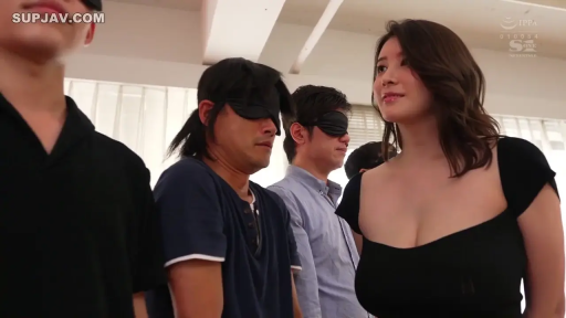 室內 · 站立 · 多人 · 對峙 · 黑色紧身裙