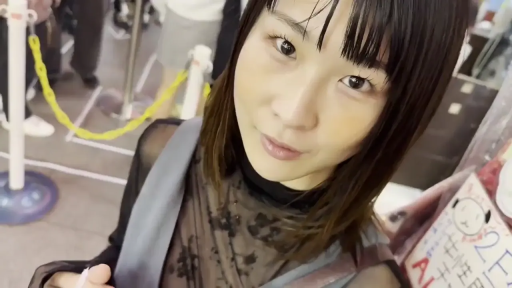 挎包 · 仰视 · 头部特写 · 公共场所 · 街拍 · 微露笑意 · 黑色网纱上衣 · 排队等待