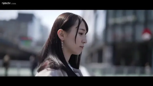 憂鬱 · 站立 · 耳环 · 屋外 · コート · 侧脸特写 · 漫步 · 都市