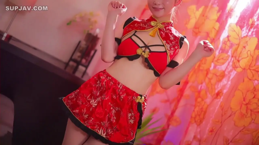 室内 · 站姿 · 摆拍 · 半身特写 · 甜美微笑 · 苗条 · 花纹背景 · 性感旗袍