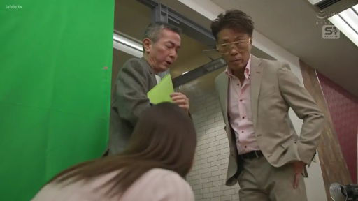 室内 · 胸部特写 · 俯身 · 微笑 · 项链 · 注视 · 乳沟 · 粉色拉链衫