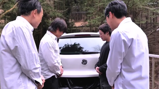 严肃 · 树林 · 白色长袖衬衫
