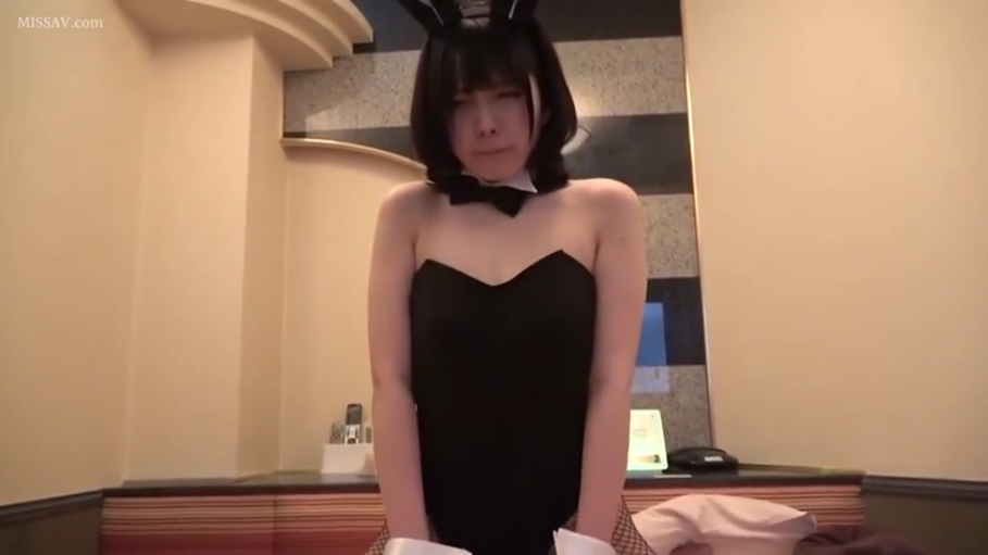 坐姿 · 角色扮演 · 羞涩 · 酒店房间 · 面对镜头 · 半身 · 兔耳发箍 · 兔女郎服