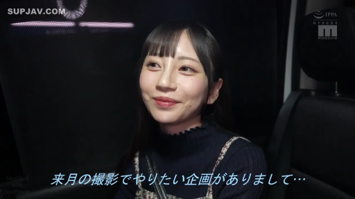 Sitting Posture · Conversation · 面部 · Subtitles · Smile · Sweater · 车内