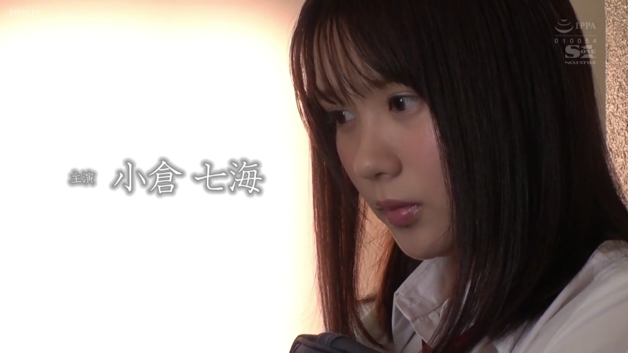 室内 · 忧郁 · 脸部特写 · 白衬衫 · 凝视 · 侧头 · 小仓七海