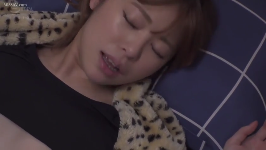 卧室 · 陶醉 · 仰卧 · 面部特写 · 黑色上衣 · 闭眼喘息 · 豹纹盖毯